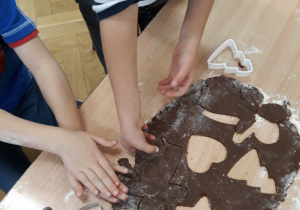 Dzieci wycinają ciasteczka