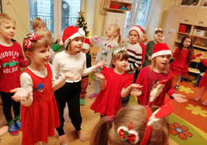 Dzieci wspólnie tańczą i pokazują ruchem treść piosenki