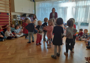 Grupa I "Motylki". Dzieci stoją na środku sali i prezentują piosenkę oraz taniec