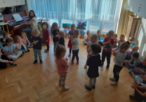 Grupa I "Motylki". Dzieci stoją na środku sali i prezentują piosenkę oraz taniec