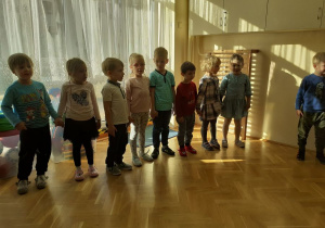 Grupa II "Biedronki". Dzieci stoją w rzędzie i mówią wierszyk