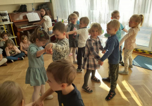 Grupa II "Biedronki". Dzieci w parach tańczą i śpiewają
