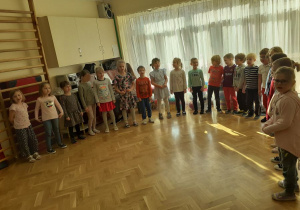 Grupa III "Sowy". Dzieci stoją półkolu i śpiewają piosenkę