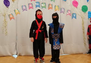 Dwóch chłopców prezentuje swoje stroje - ninja