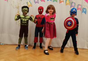 Czworo dzieci prezentują swoje stroje - superbohaterzy