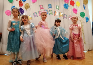 Pięć dziewczynek prezentuje swoje stroje - księżniczki