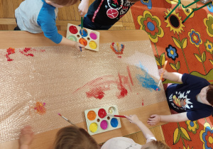 Dzieci malują na folii bąbelkowej.