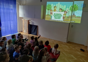 Dzieci oglądają film.