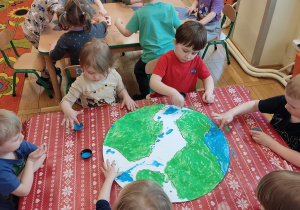 Przedszkolaki wykonują makietę planety.