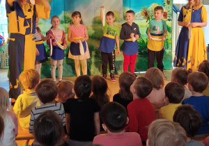 Dzieci wykonują ruchy do utworu piosenki.