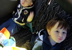 Chłopcy siedzą w autokarze.
