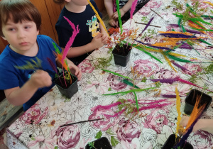 Dzieci sadzą swoje roślinki.