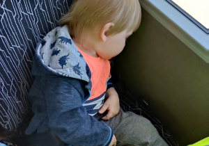 Chłopiec śpi w autokarze.