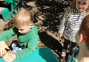 Dzieci puszczają bańki mydlane.