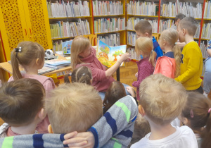 Dzieci oglądają obrazki w książce