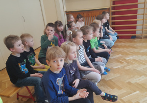Dzieci słuchają czytanych opowiadań przez uczniów CKU nr 1