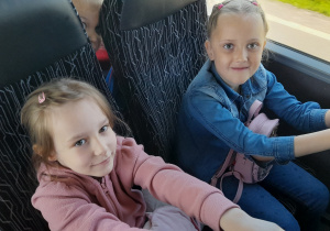 Dziewczynki siedzą na miejscach w autokarze