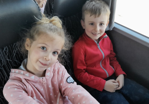 Chłopiec i dziewczynką siedzą na miejscach w autokarze