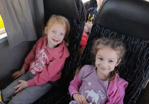 Dziewczynki siedzą na miejscach w autokarze