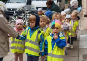 Dzieci wychodzą z budynku przedszkola.