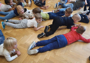 Dzieci czołgają się po podłodze.