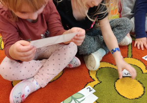 Dziewczyny układają puzzle.