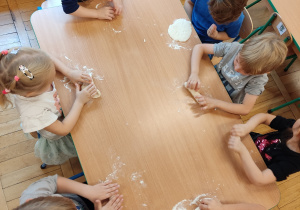 Dzieci bawią się masą solną.