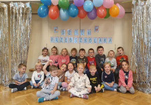 Na zdjęciu widać dzieci pozujące do wspólnej fotografii z okazji "Dnia Przedszkolaka".