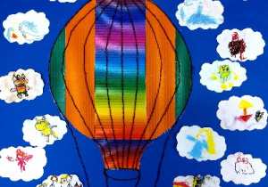 Zdjęcie przedstawia pracę konkursową czyli lecący balon wśród chmur, na których dzieci narysowały swoje marzenia.