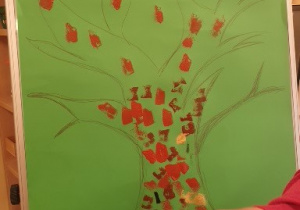 Na zdjęciu widać szkic drzewa, który będzie malowany gąbką.