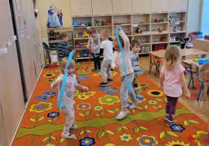 Dzieci tańczą z chustkami.