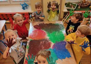 Dzieci mieszają farby.