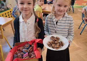 Dziewczynki prezentują słodki poczęstunek, który same przygotowały