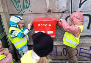 Dzieci wrzucają listydo skrzynki pocztowej