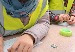 Dzieci naklejają znaczki na kopertach