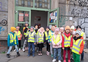 Dzieci stoją przed wejściem na pocztę