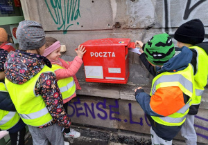 Dzieci wrzucają listy Ddo skrzynki pocztowej