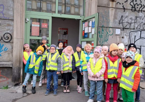 Dzieci stoją przed wejściem na pocztę