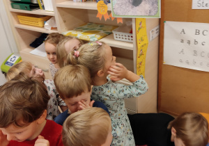 Dzieci zbierają się ilustracją nory.