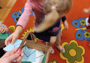 Dzieci noszą listy do skrzynki.
