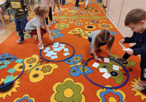 Dzieci segregują koperty pod względem koloru.