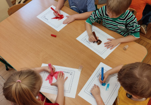 Dzieci rysują pastelami.