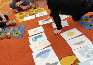 Dzieci wspólnie odgadują ilustrację i dobierają odpowiednią kategorię.