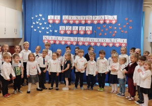 Dzieci wspólnie śpiewają refren piosenki "Jesteśmy Polką i Polakiem"