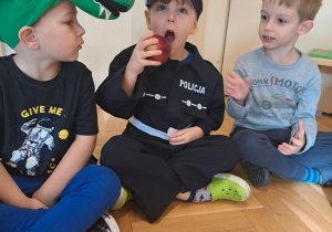Chłopiec je jabłko.