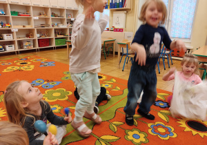 Dzieci naśladują ruchem muszkę.
