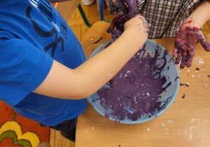 Dzieci dodają barwnika do miski.