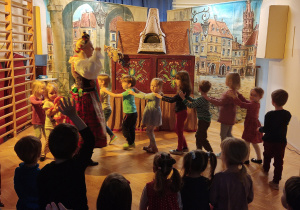 Dzieci wspólnie tańczą do utworu "Jedzie pociąg".