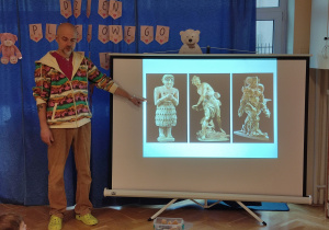 P. Igor pokazuje ilustracje rzeźby dzieciom.