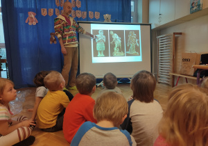 Dzieci oglądają ilustracje.